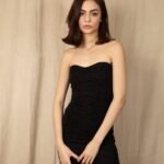 Vestido mini negro corrugado