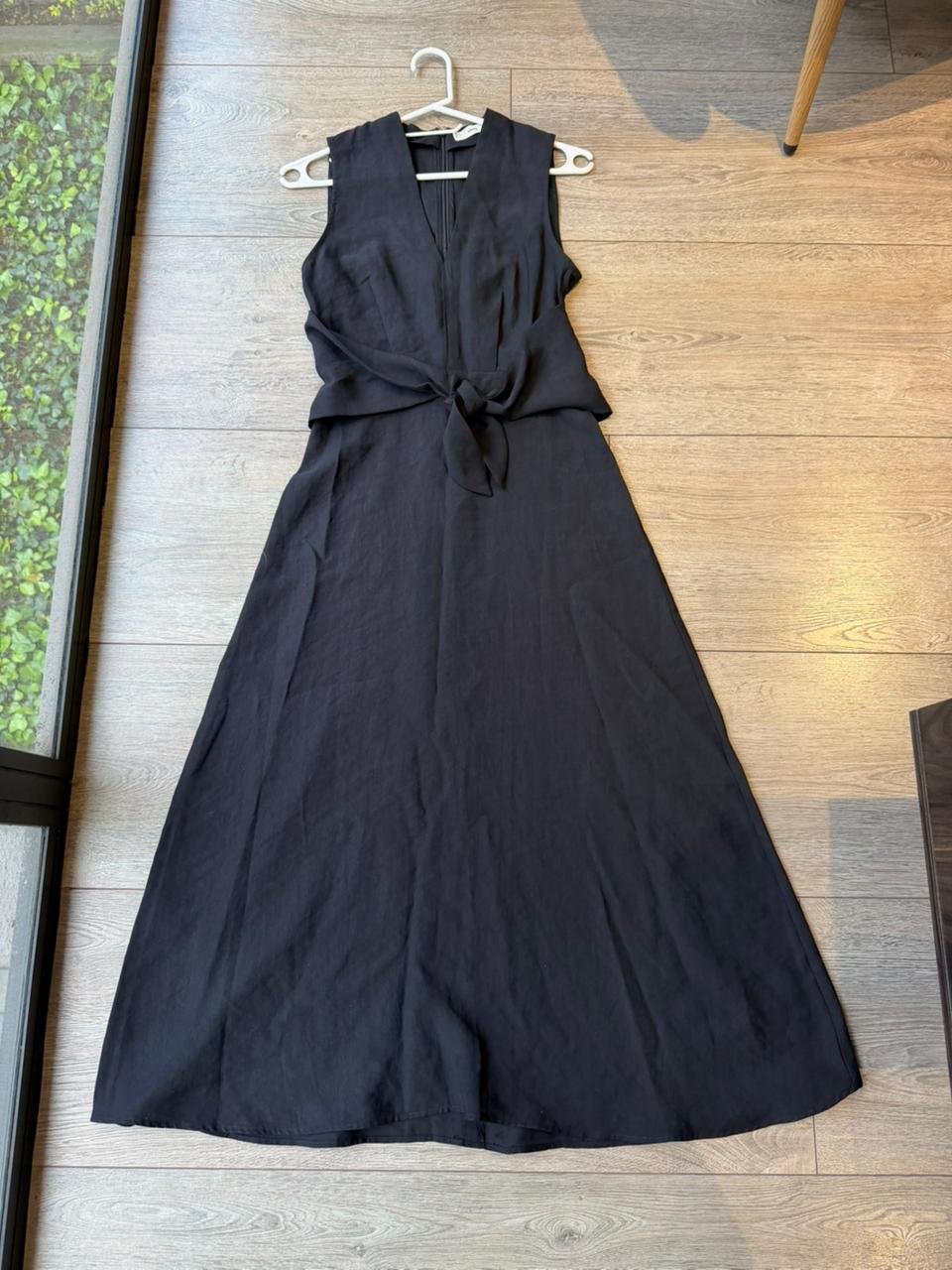 ae90a71b-548a-44cc-97fd-389dc59093c9 Vestido Largo Negro Anudado MANGO - Imagen 1